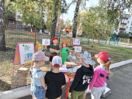 Акция "Спасем деревья с Эколятами" Акция "Спасем деревья с Эколятами".